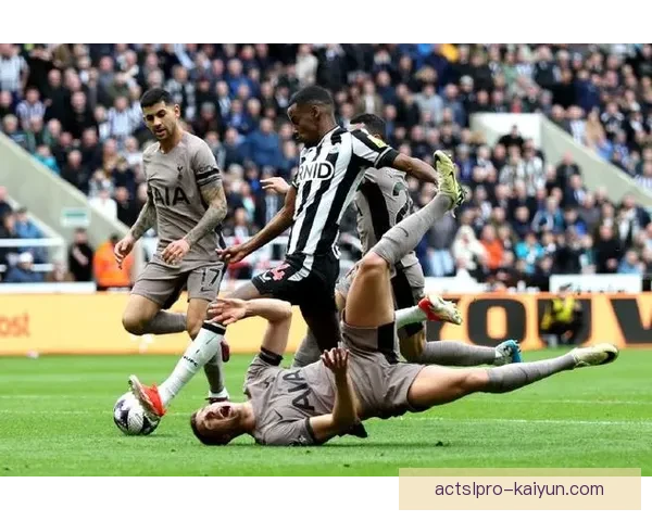 伊萨克技术对比同位置球员，表现稳健引发关注